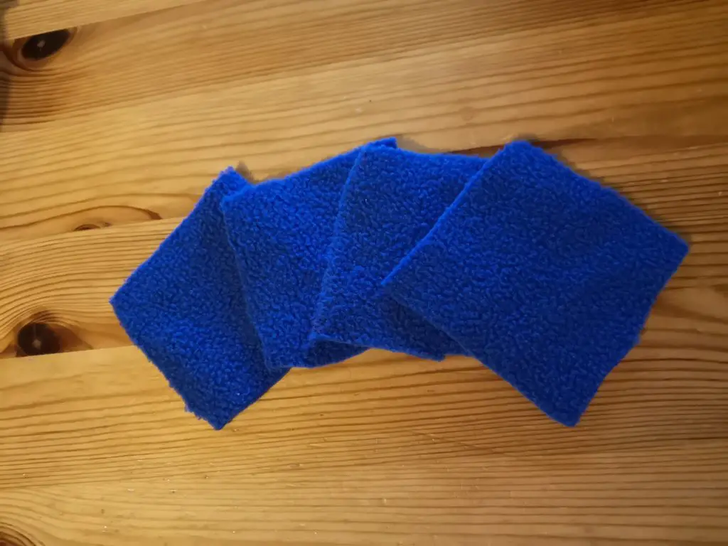 4 blue square-shaped reusable make-up wipes.