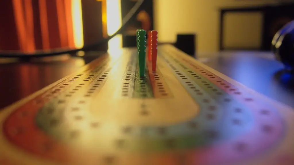 A cribbage scoring board and pins