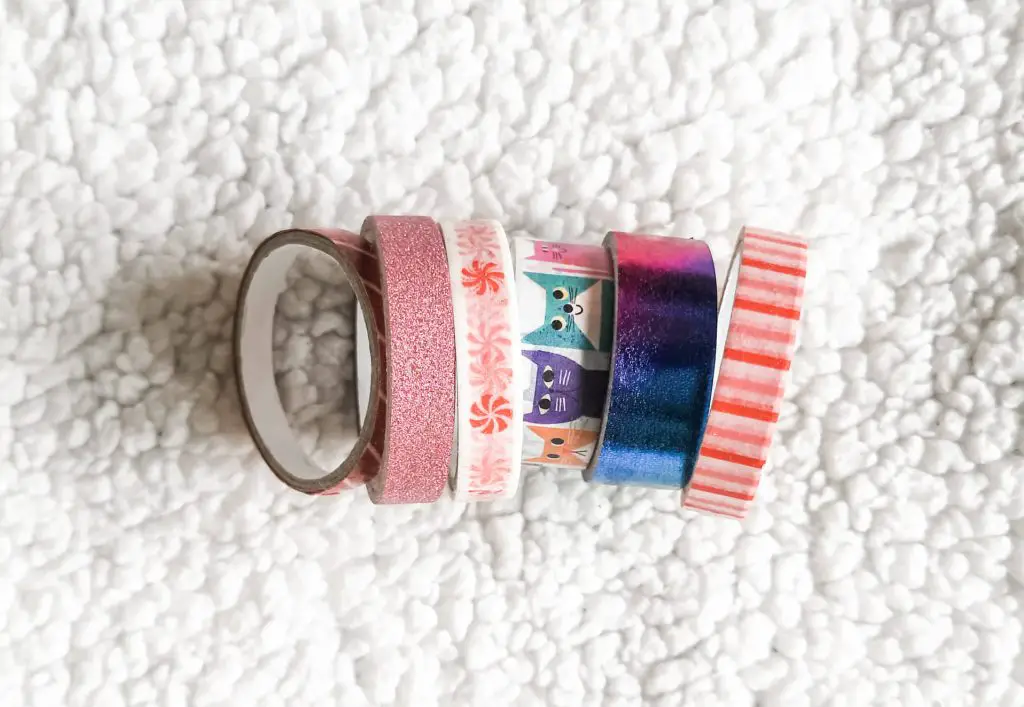 6 rolls of washi tape in various sizes, colours and patterns.